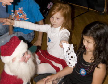 The kids were served hot dogs & chips, the Seafair Clowns made balloon toys and then there was the Puppet Show!