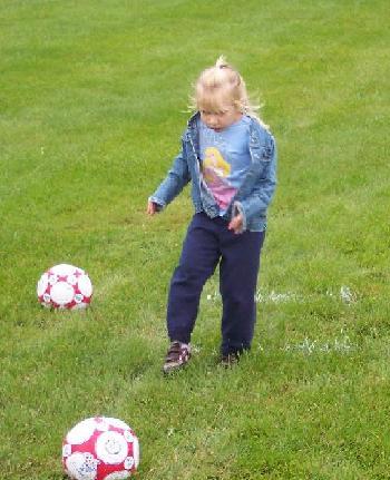 PDD Patrick Rooney's daughter at 2009 Soccer Shoot.