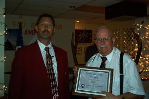 MATT PIEPER PRESENTING JOE MARMO WITH THE TONY DINARDO AWARD